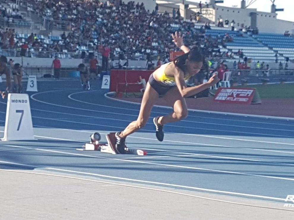 Salma Paralluelo, en acción en la prueba de 400 vallas de Huelva