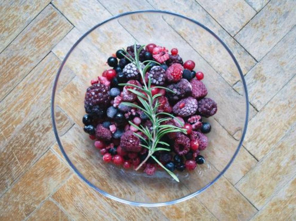 Las frutas pequeñas se pueden congelar sin hueso y peladas.