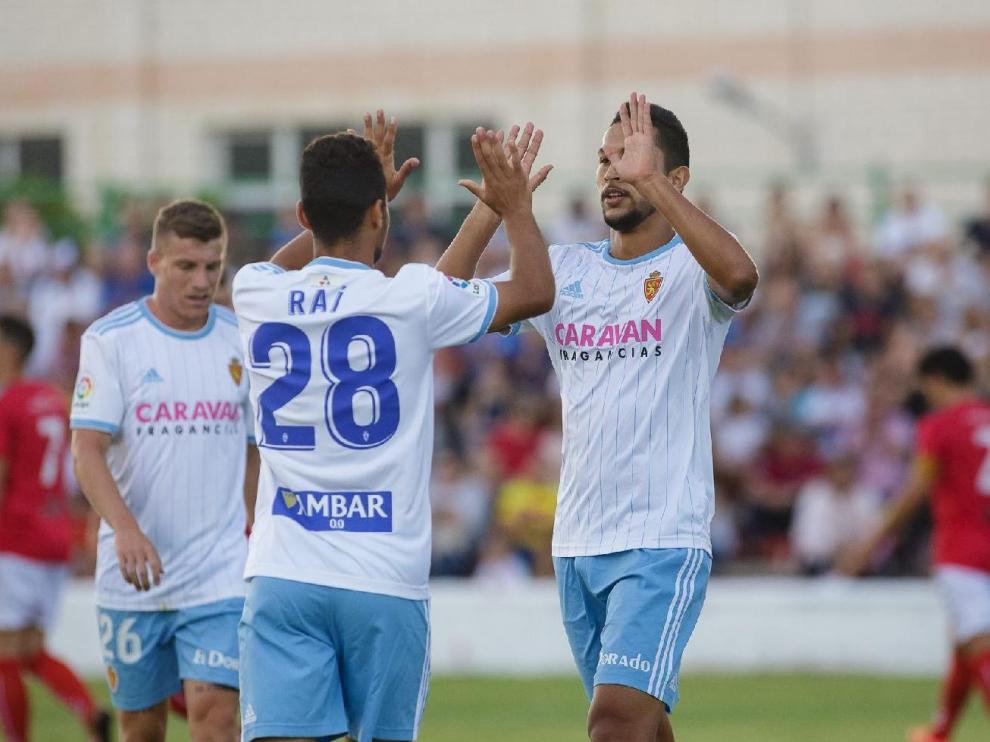 Raí Nascimento, Jeison Medina y Pep Biel, el año pasado durante el partido de las peñas disputado en Calamocha ante el equipo local.