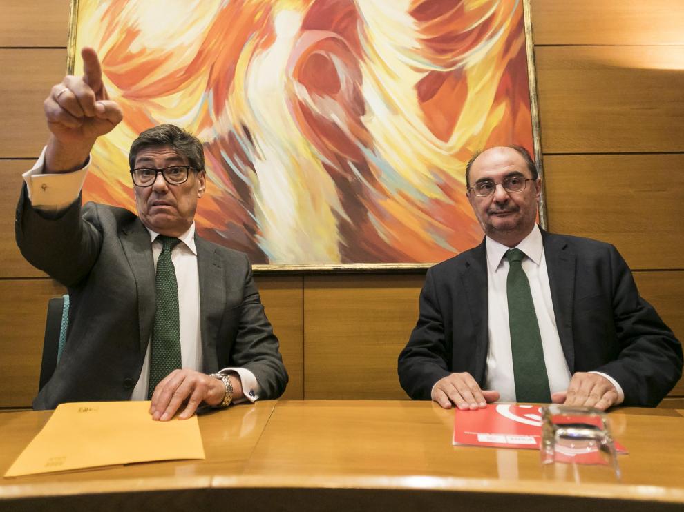 Arturo Aliaga y Javier Lambán, en la firma del pacto de gobierno.