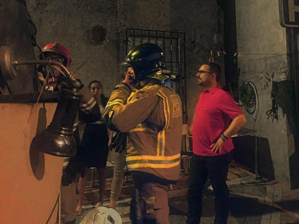El alcalde de Lorca atiende a los daños materiales que afectan a su localidad tras un terremoto.