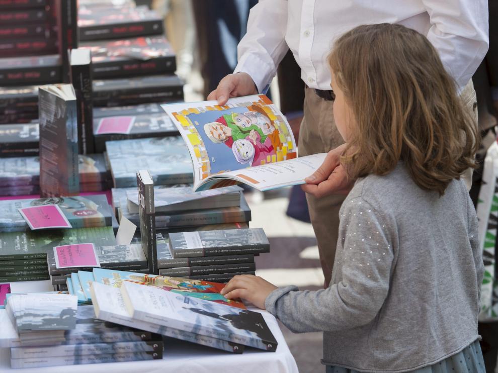 El verano es un buen momento para animar a los niños a la lectura.