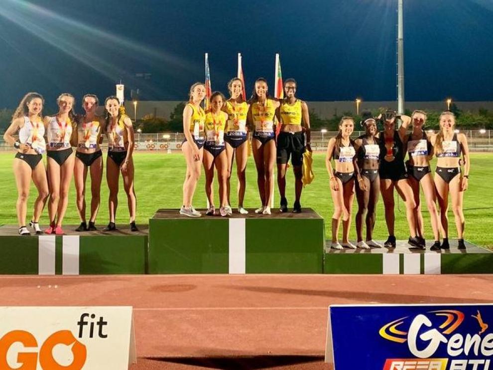 Podio del relevo 4x100 con el Alcampo Scorpio en lo más alto