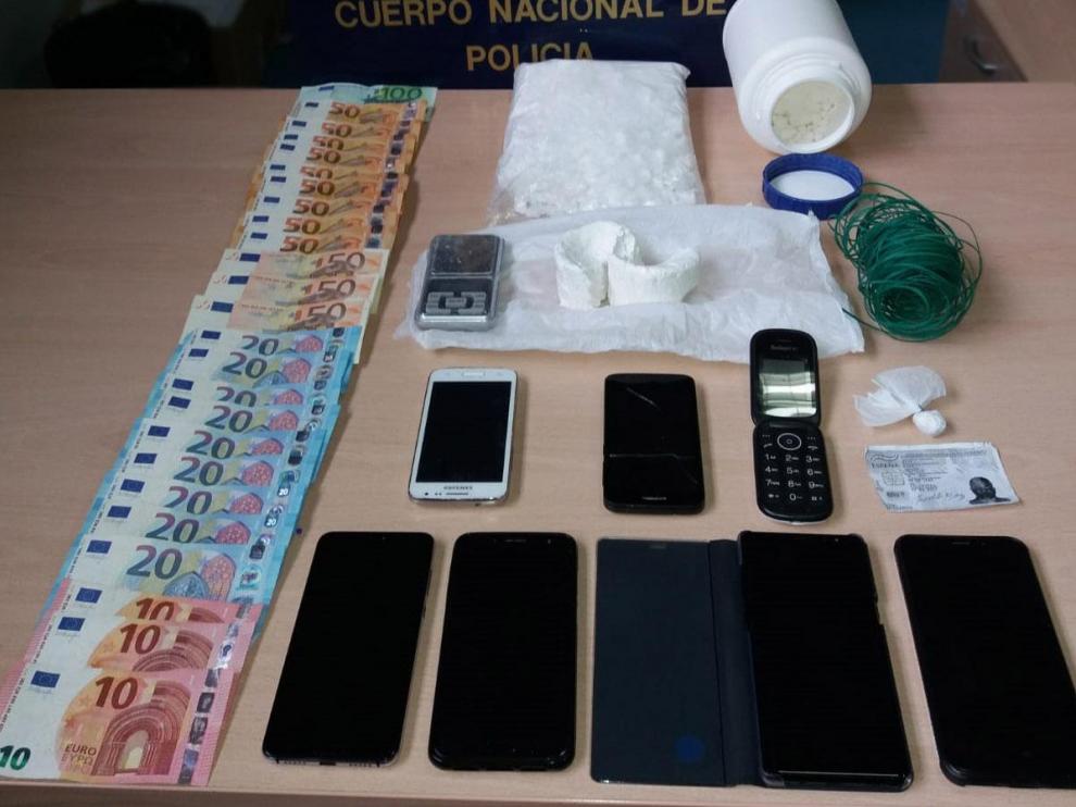 Dinero y objetos que la Policía Nacional incautó al detenido.