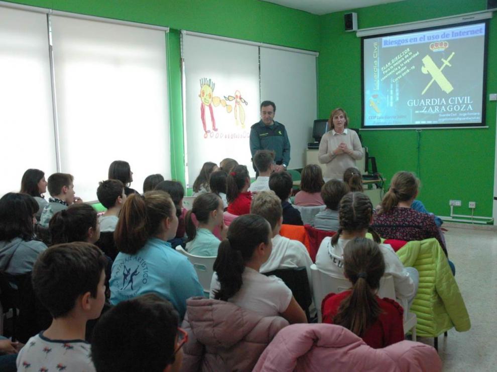 Los centros educativos son los que eligen las temáticas de estas charlas, que están dirigidas principalmente al alumnado