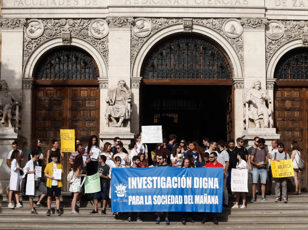 Los investigadores predoctorales han protestado en la puerta del Paraninfo.