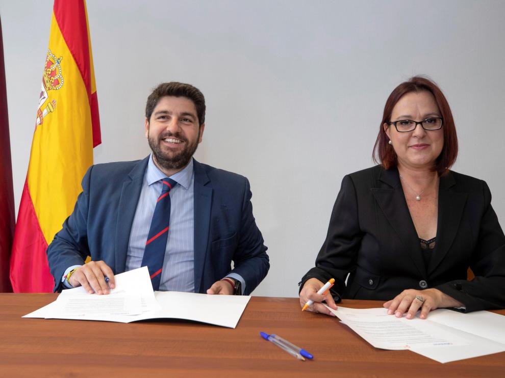 Firma del acuerdo entre Fernando López Miras e Isabel Franco.