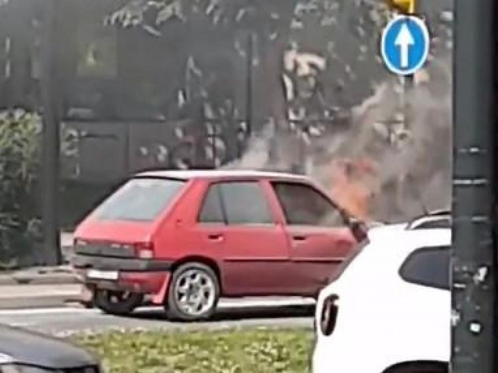 El coche siniestrado, pasto de las llamas.