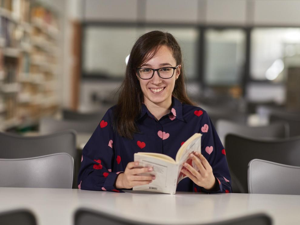 Irene Lahiguera, zaragozana de 15 años, acaba de publicar su primera novela, 'Gemnitorem'.