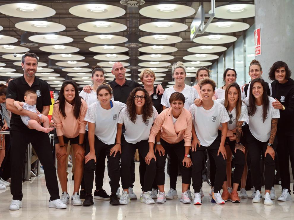 Llegada de la selección española femenina al Aeropuerto de Barajas.