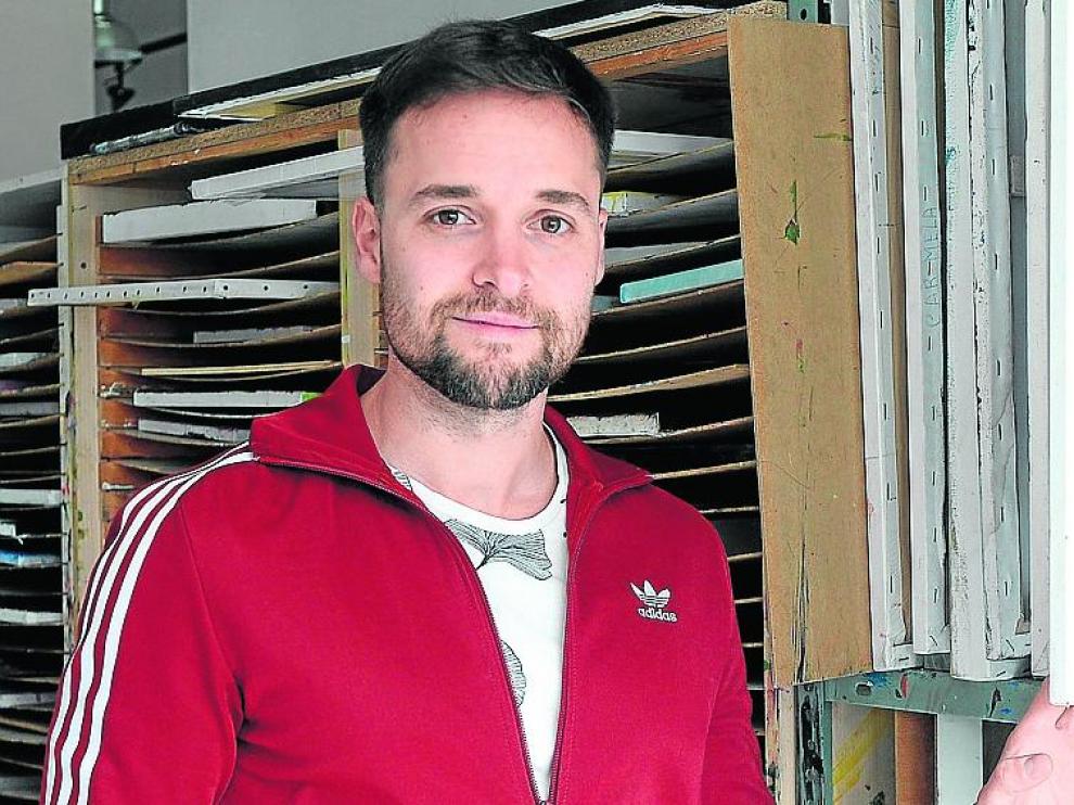 Diego Aznar, pintor turolense, en su estudio.