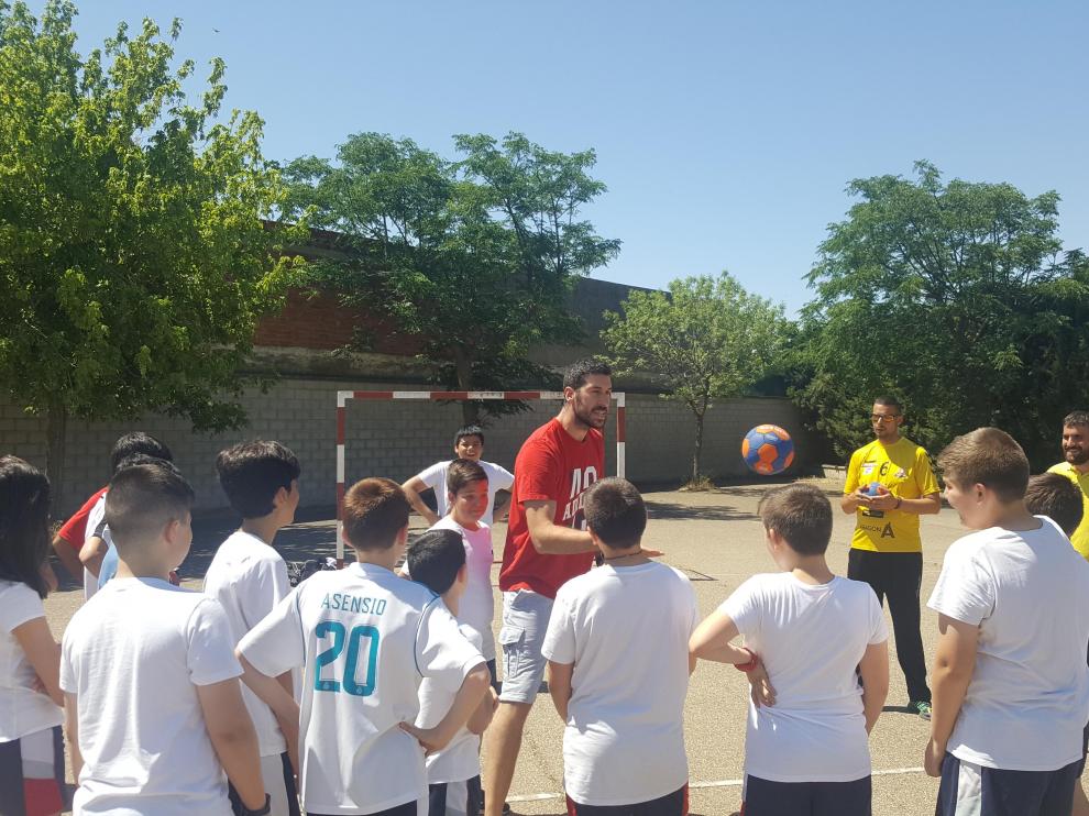 Enroscados cuenta con el apadrinamiento de Alberto Val jugador profesional de Bada Huesca