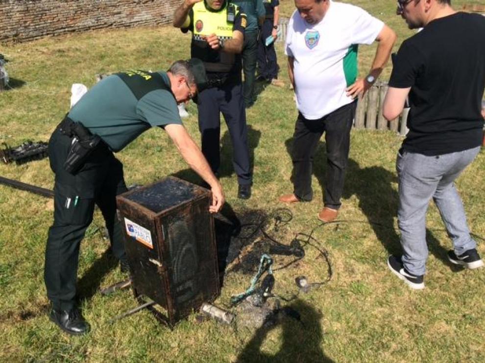 Además, un operario de la pirotecnia ha sufrido un pequeño accidente al desmontar una de las carcasas. Ha precisado atención médica y, afortunadamente, a las dos horas ha sido dado de alta, según comentaron el alcalde de Jaca, Juan Manuel Ramón, y fuentes de la empresa, Pirotecnia Pablo.