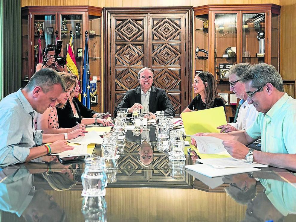 El alcalde, Jorge Azcón, presidió la primera junta de portavoces.