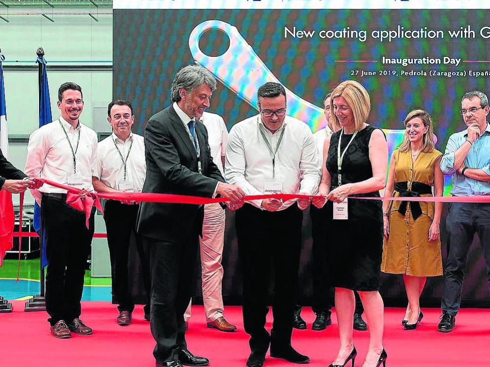Fernando Fernández, de Arex; Vincent Le Berre, de Nof Metal Coatings, y Manuela Berges, alcaldesa.
