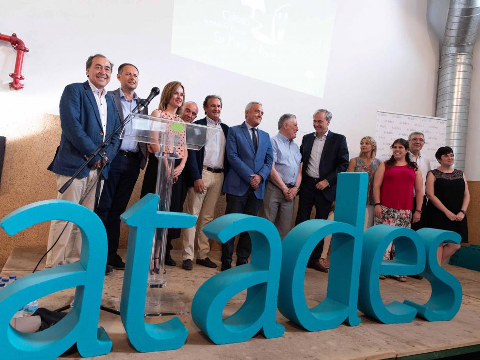 Responsables de Atades e invitados, durante la fiesta de despedida del colegio San Martín de Porres.