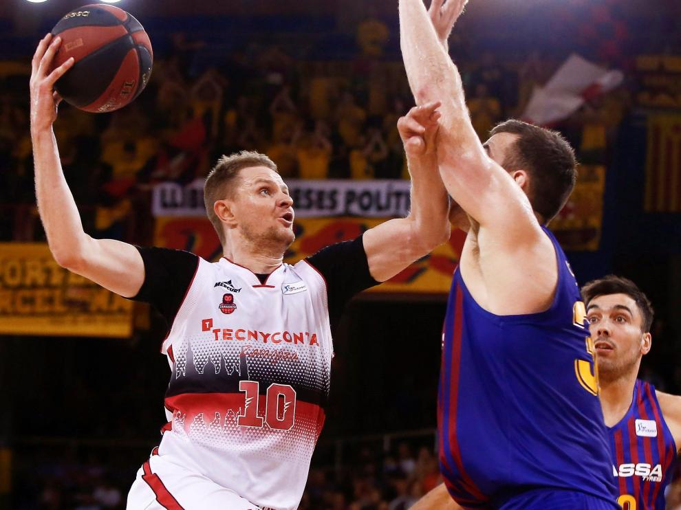 Seibutis intenta una canasta ante la oposición de Claver (Barcelona).