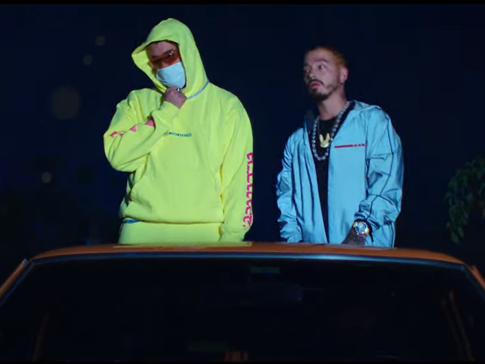 Los cantantes en el videoclip de 'Qué pretendes'.