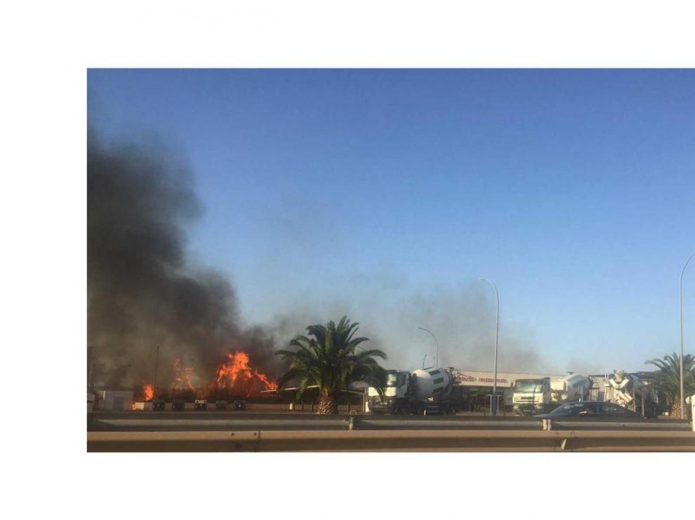 El aparatoso incendio se ha producido a escasos metros de la gasolinera de Villarrapa.