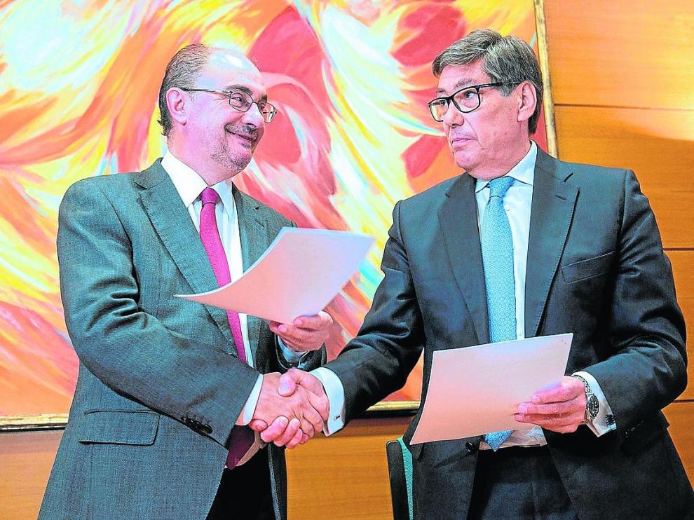 Javier Lambán (PSOE) y Arturo Aliaga (PAR), durante la firma del acuerdo.
