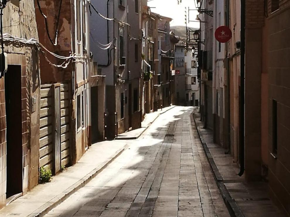 La calle Mayor de Hijar, este sábado