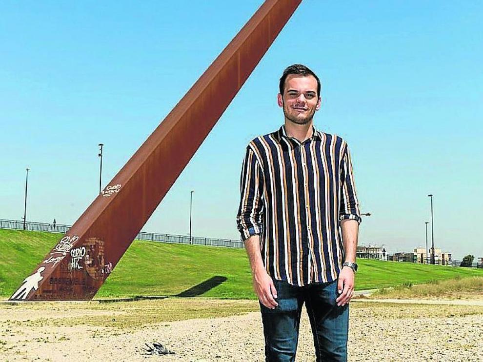 Samuel Barrao, junto al reloj solar de Vadorrey.