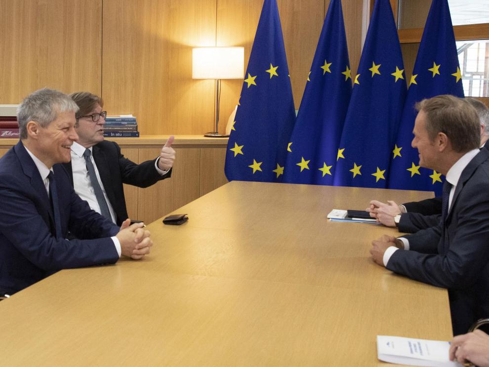 El consejero europeo Donald Tusk se reune con Guy Verhofstadt y Daclan Ciolos en la cumbre europea especial en Bruselas.