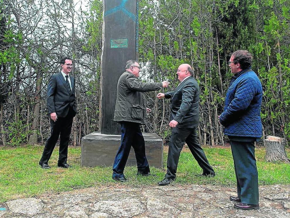 Fernando Samper y el ex director general de Energía Alfonso Gómez, en el centro, en Azuara, en la presentación de las obras de su segundo paquete de parques eólicos, el pasado abril.