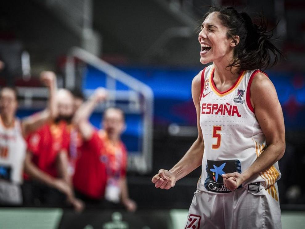 Cristina Ouviña celebra con rabia una canasta en el Eurobasket.