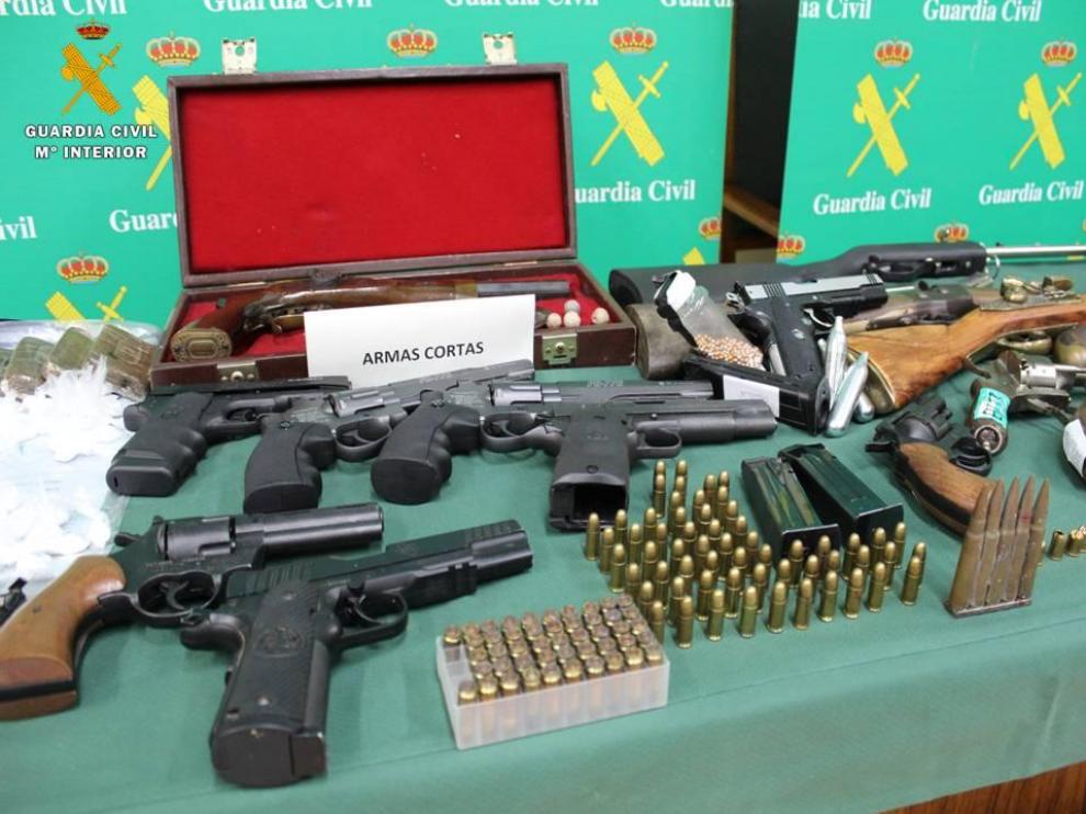 Drogas, armas, joyas y otros objetos intervenidos por la Guardia Civil durante los registros de la operación Boxeo