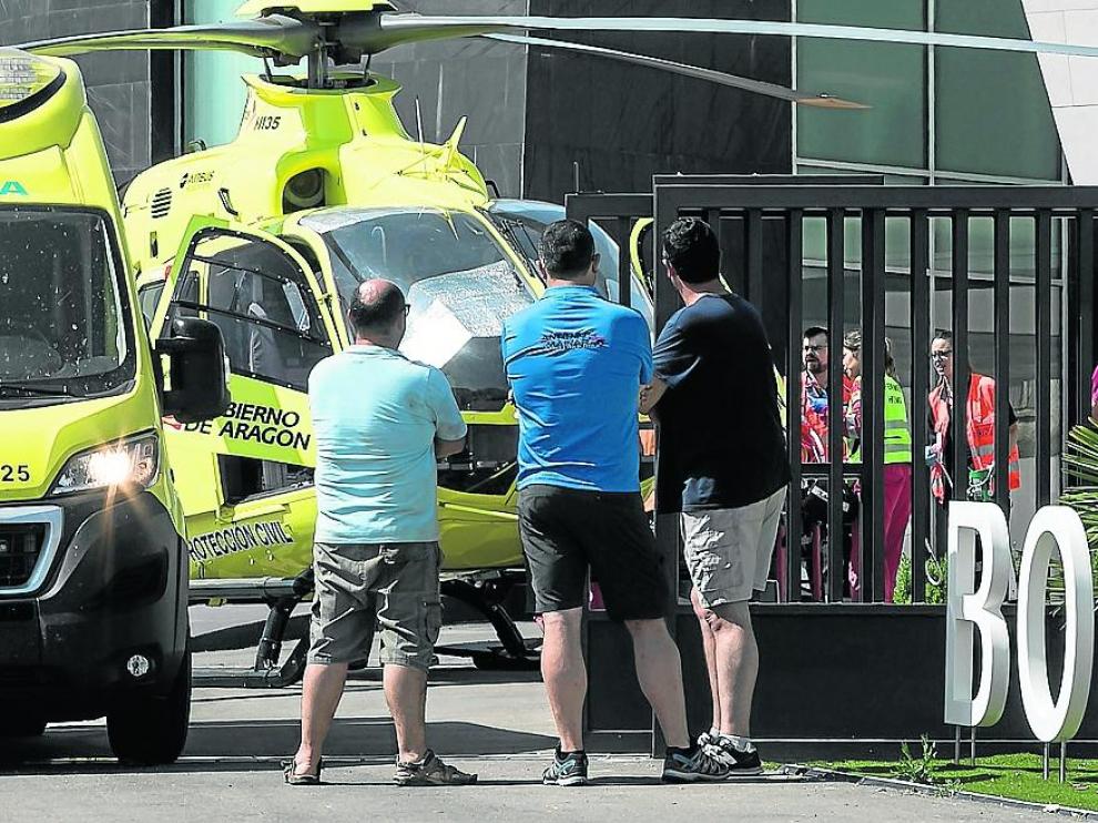 El helicóptero del 061 evacuó a la víctima al Servet tras cerca de dos horas de reanimación.