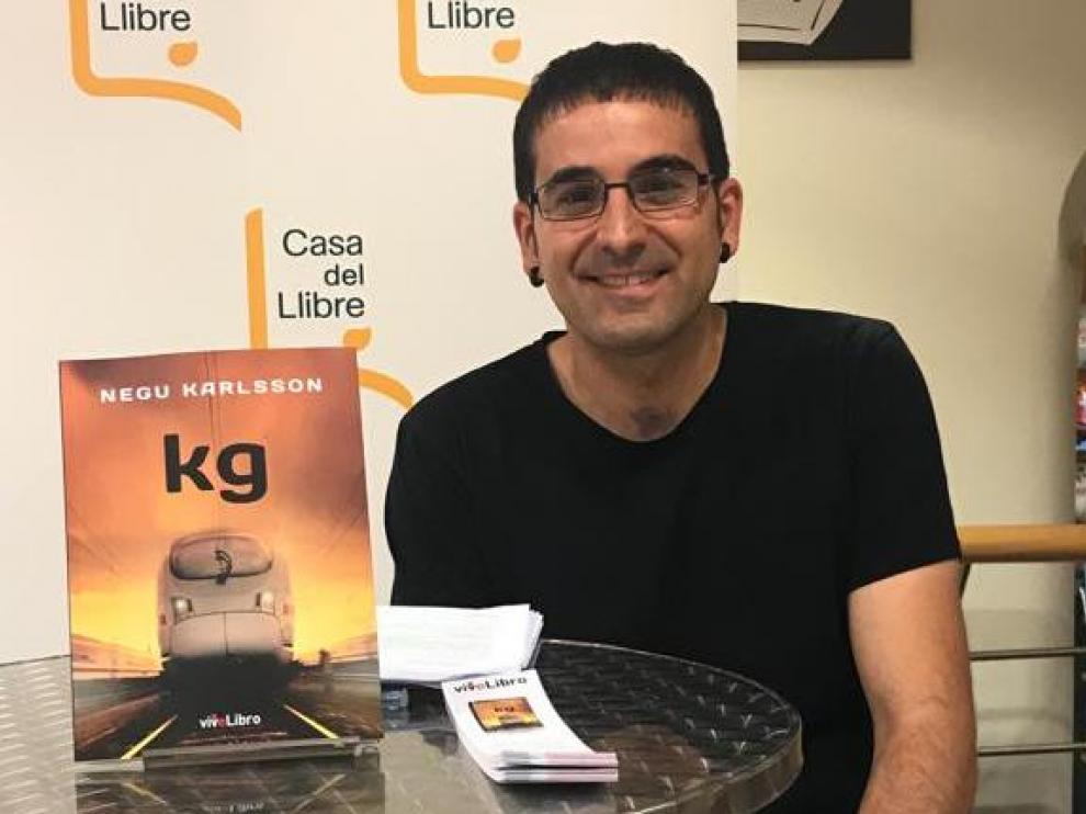 Negu Karlsson presenta su obra 'Kg'.