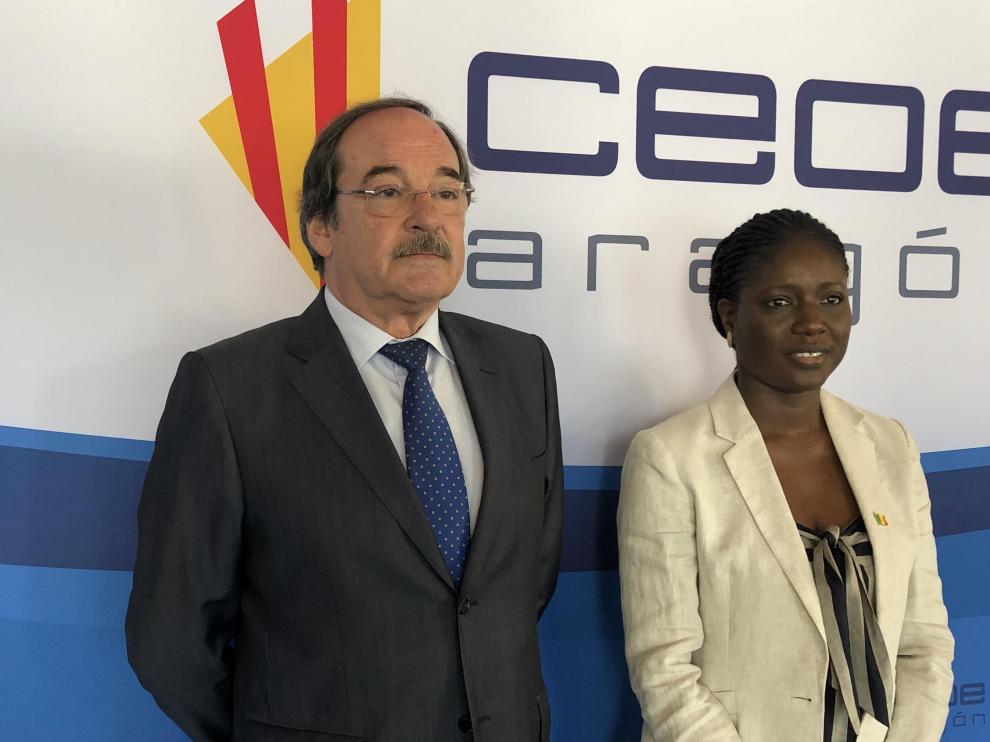 El director general de CEOE Aragón, Jorge Díez-Ticio, y la embajadora de Senegal en España, Mariame Sy, en la Jornada de este miércoles en CEOE Aragón