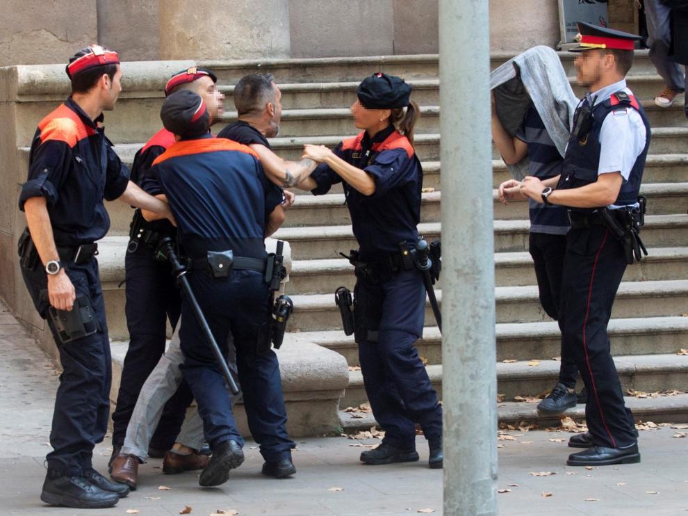 Los Mossos detienen al tío de la víctima cuando trata de abalanzarse sobre uno de los acusados.