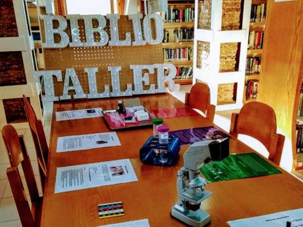 El Bibliotaller se sitúa en la mesa central de la sala general de la biblioteca.