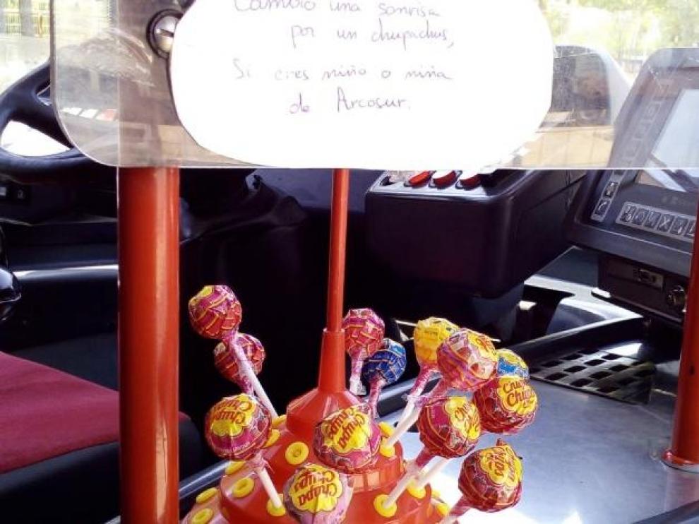 Así recibe este conductor a los viajeros de su línea