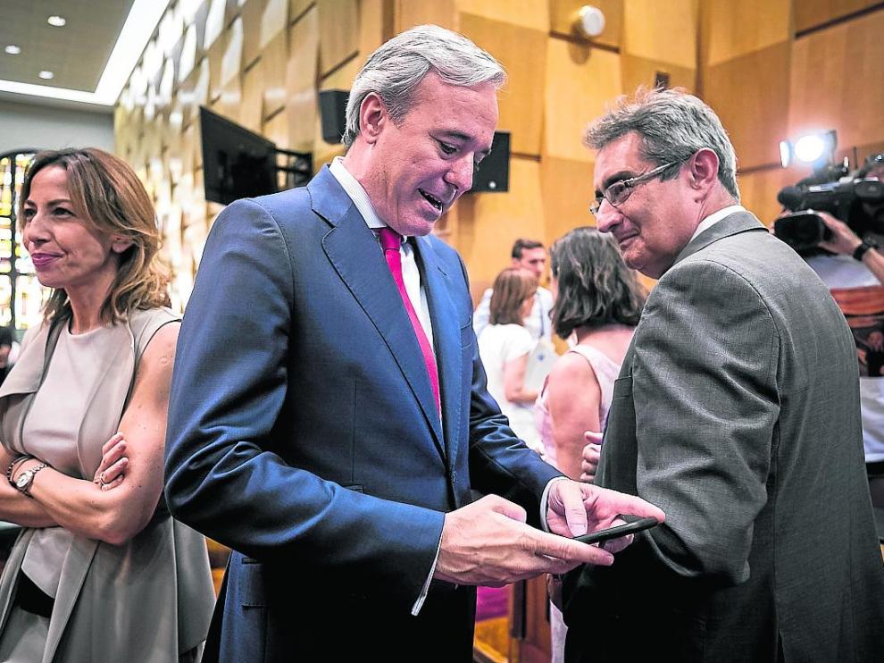 El alcalde, Jorge Azcón, junto al portavoz del Vox, Julio Calvo, en el pleno de ayer.