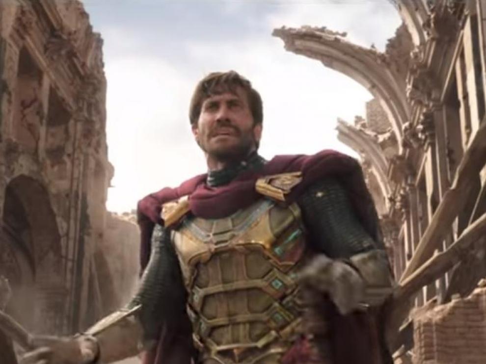 Jake Gyllenhaal, que interpreta a Mysterio, en una escena con Belchite al fondo