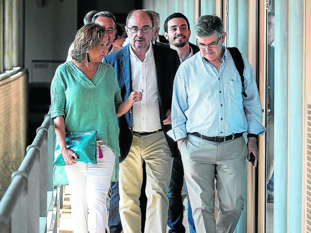 En primera fila, Mayte Pérez, Javier Lambán y Vicente Guillén se dirigen a la primera reunión del grupo socialista en las Cortes.