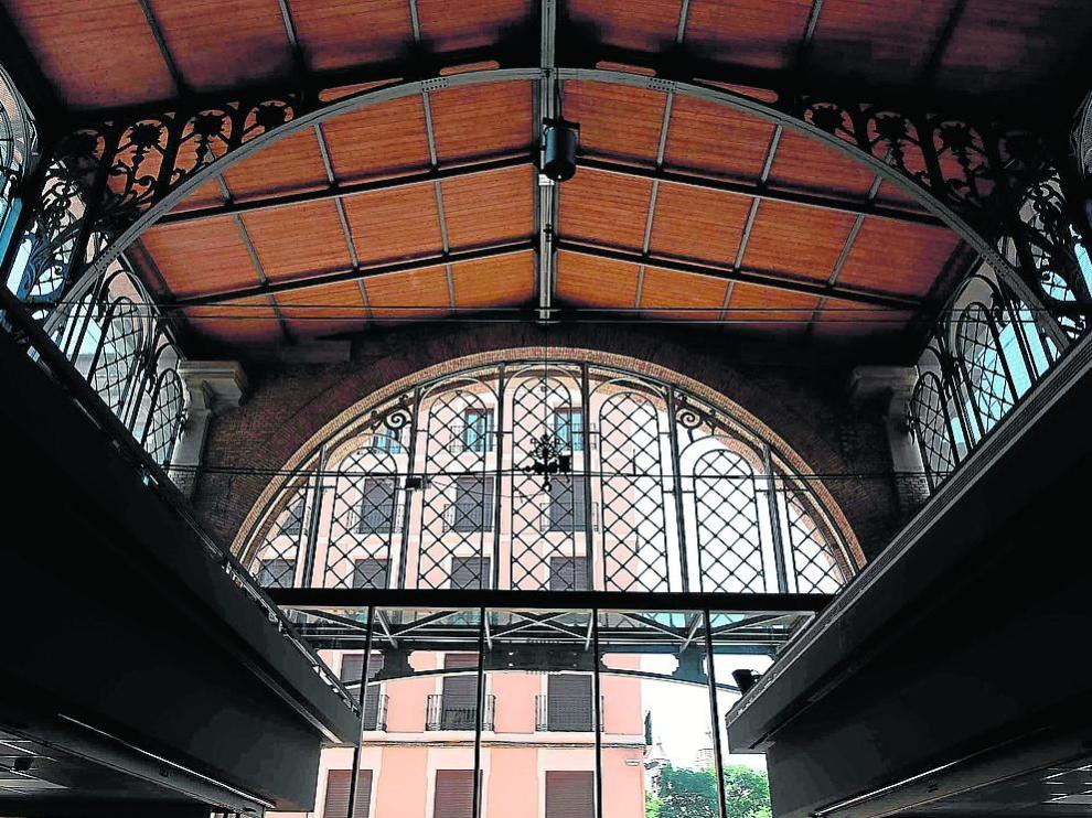 francisco jiménez
Acristalamiento. Ya se han colocado los grandes vidrios de las puertas principales y, también, no sin polémica, se ha instalado una celosía metálica sobre la forja del friso superior para evitar la acción de las palomas.