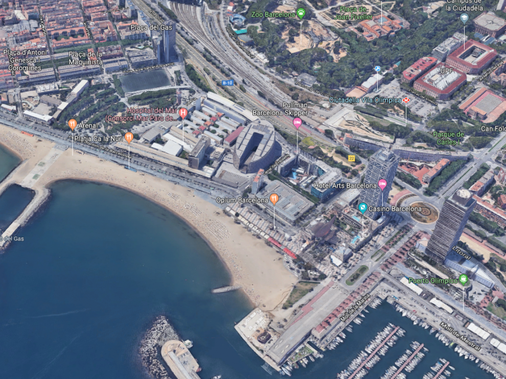 Dos amigos de la víctima alertaron de lo ocurrido a una patrulla de la Urbana que patrullaban la zona, en la confluencia de la calle de Marina con el Puerto Olímpico