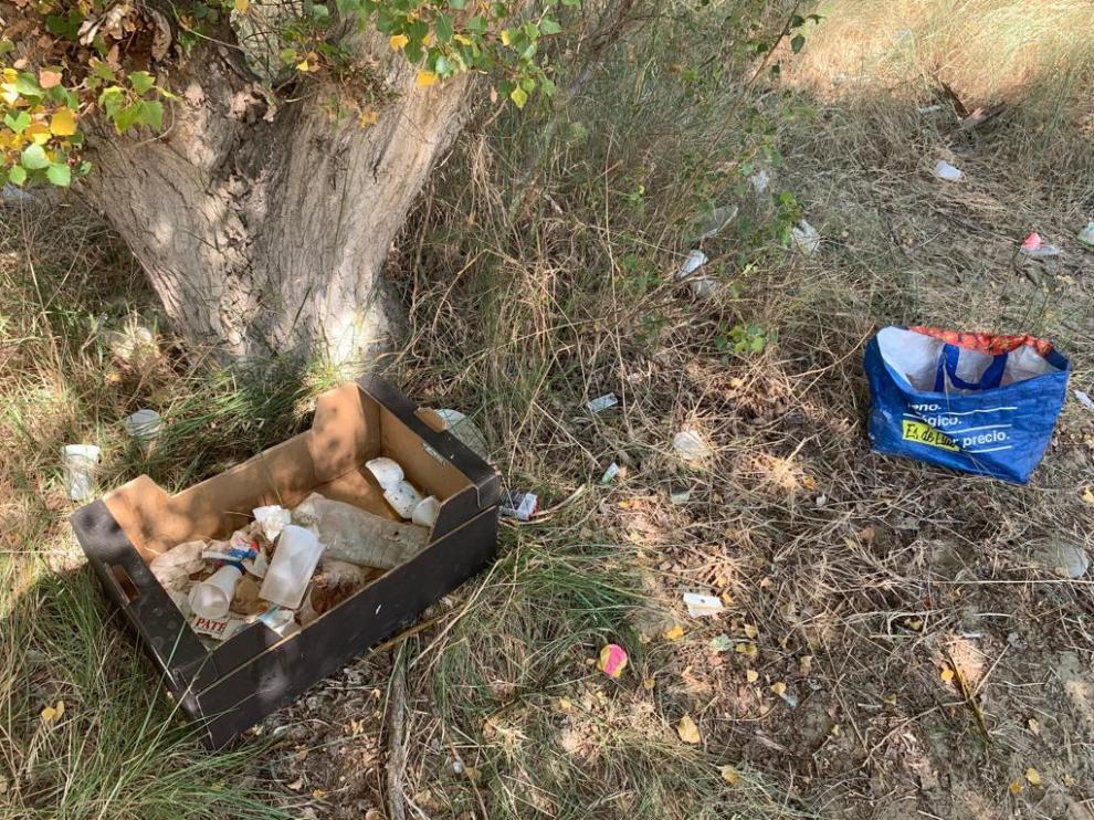 Suciedad en la ribera del Gállego