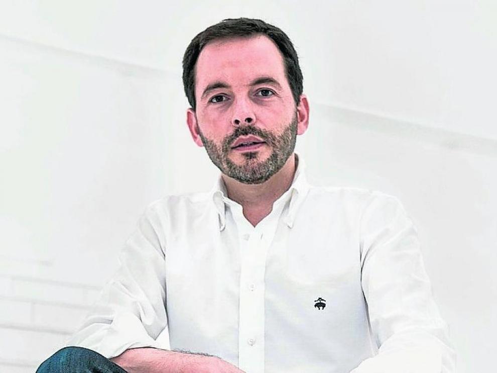 Sentado también sabe comunicar Yago de Marta.
