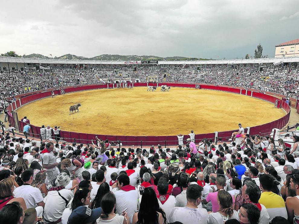 Una plaza de toros a rebosar de peñistas y jóvenes disfrazados, durante la tradicional merienda del domingo de La Vaquilla.