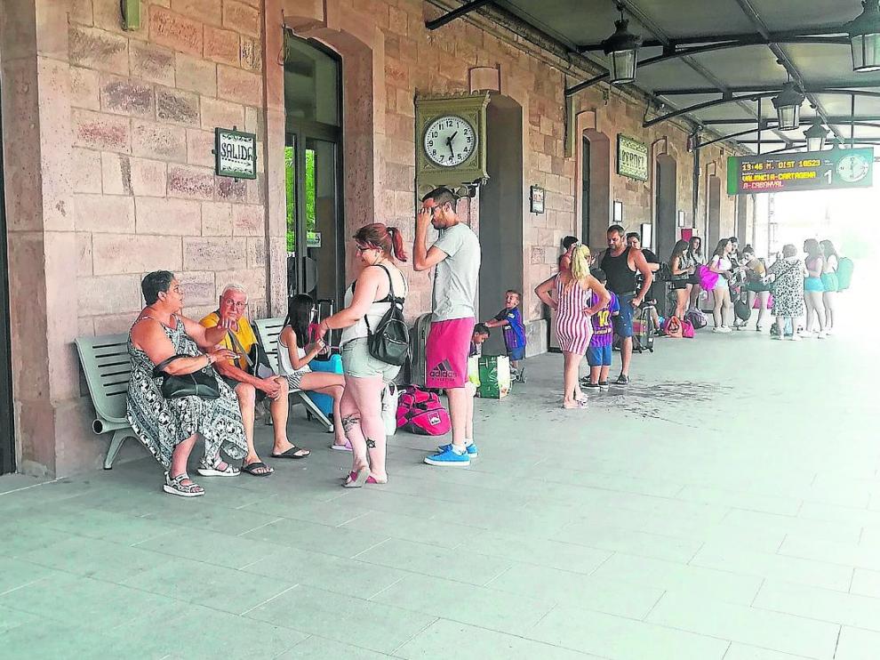Viajeros en la estación ferroviaria de la capital turolense esperaban ayer para subir al tren con destino a Valencia.