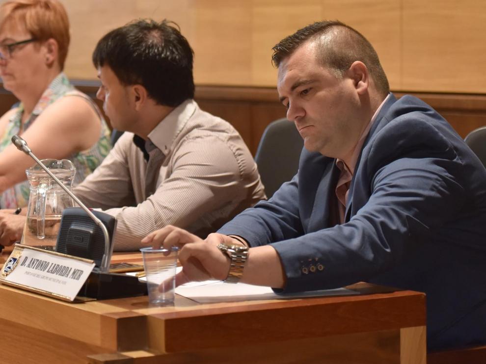 Antonio Laborda, en primer término, durante el último pleno municipal.