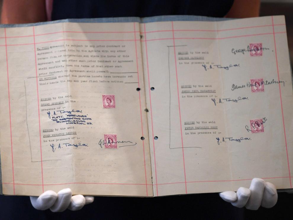 Primer contrato firmado por los Beatles y su representante Brian Epstein, subastado por Sotheby's.