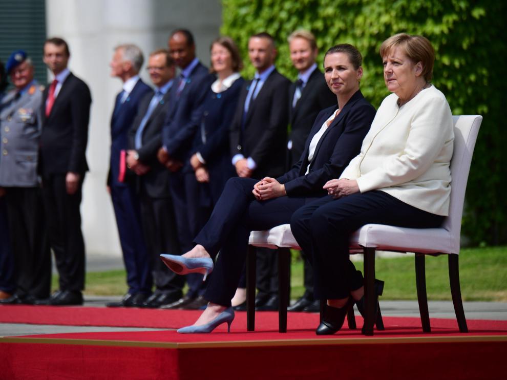 Berlin (Germany), 11/07/2019.- German Chancellor Angela Merkel (R) and Danish Prime Minister Mette Frederiksen (L) during a reception with military honors at the Chancellery in Berlin, Germany, 11 July 2019. German Chancellor Angela Merkel and Danish Prime Minister Mette Frederiksen meet for bilateral talks. (Dinamarca, Alemania) EFE/EPA/CLEMENS BILAN Danish Prime Minister Mette Frederiksen visits Berlin