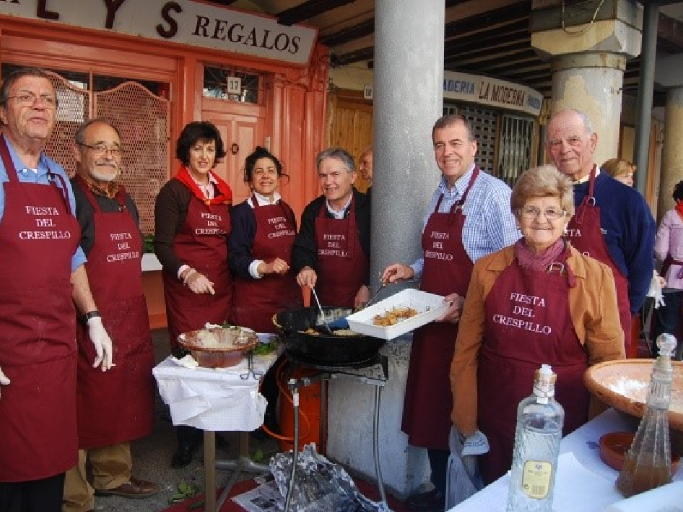 Joaquín Coll en una fiesta del Crespillo, segundo por la derecha, junto a un hombre de camisa azul.