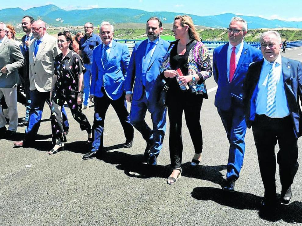 El ministro Ábalos paseó por el nuevo trazado junto al presidente de las Cortes, Javier Sada, y la consejera de Economía, Marta Gastón, además de otras autoridades aragonesas y de la provincia.